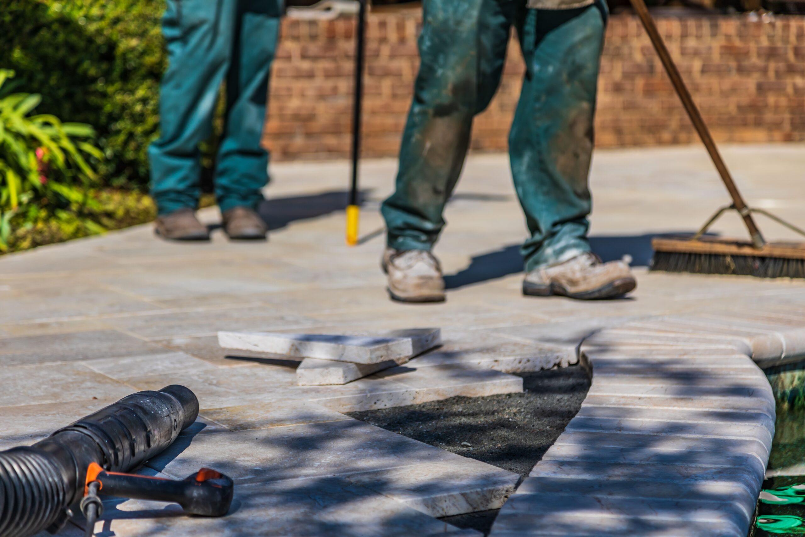 Ouvriers posant une terrasse lors des travaux d'aménagement d'un jardin